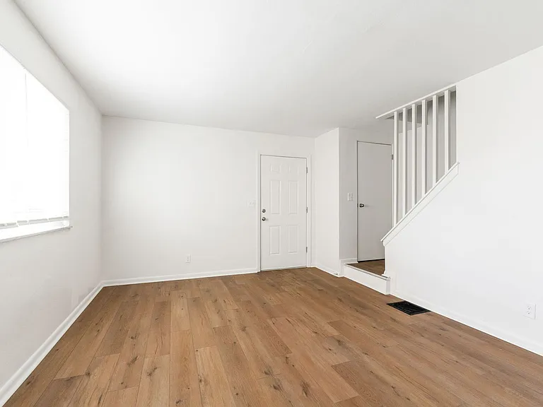 4040-4042 Halsey Pl — Photo 7