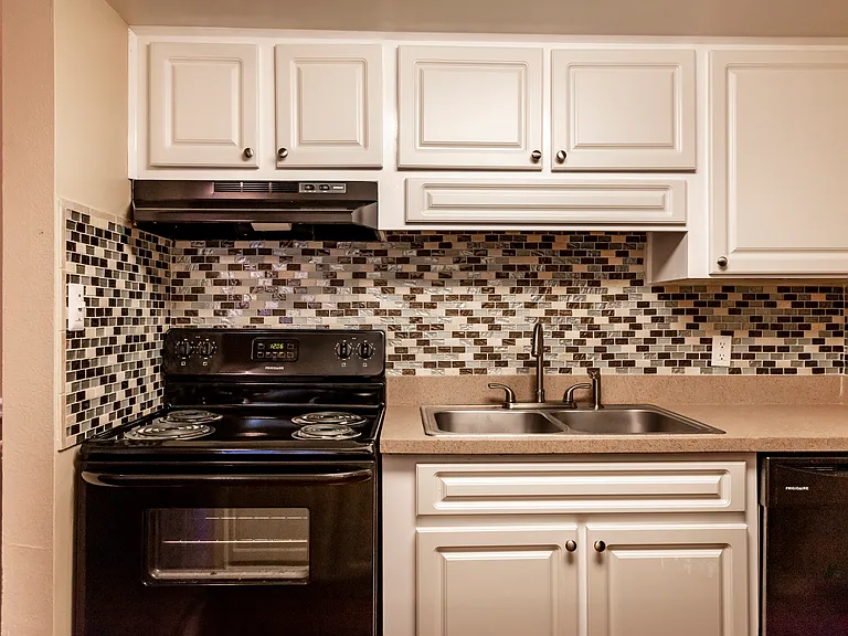 The Avenue Apartments — Photo 42