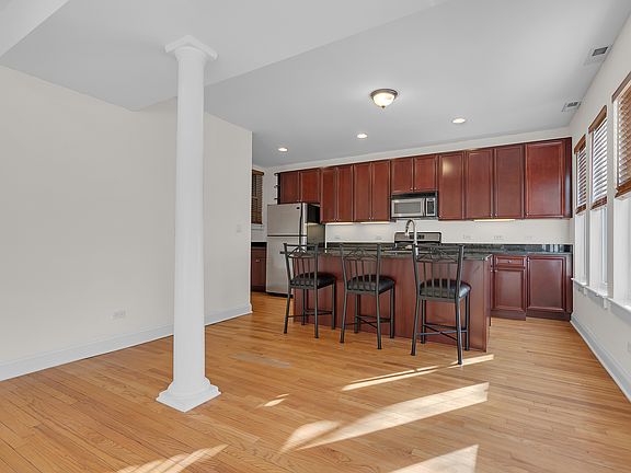 3rd image of 6811 N Lakewood Ave APT 1W
