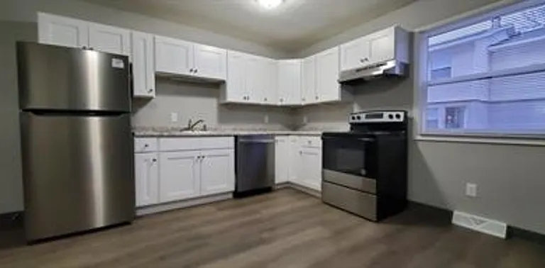 983 7th St #D — Photo 1
