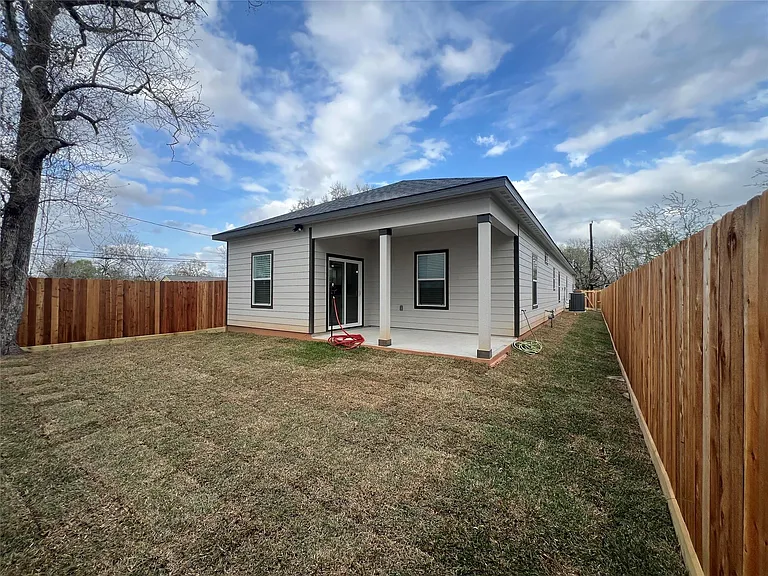 817 Center St — Photo 34