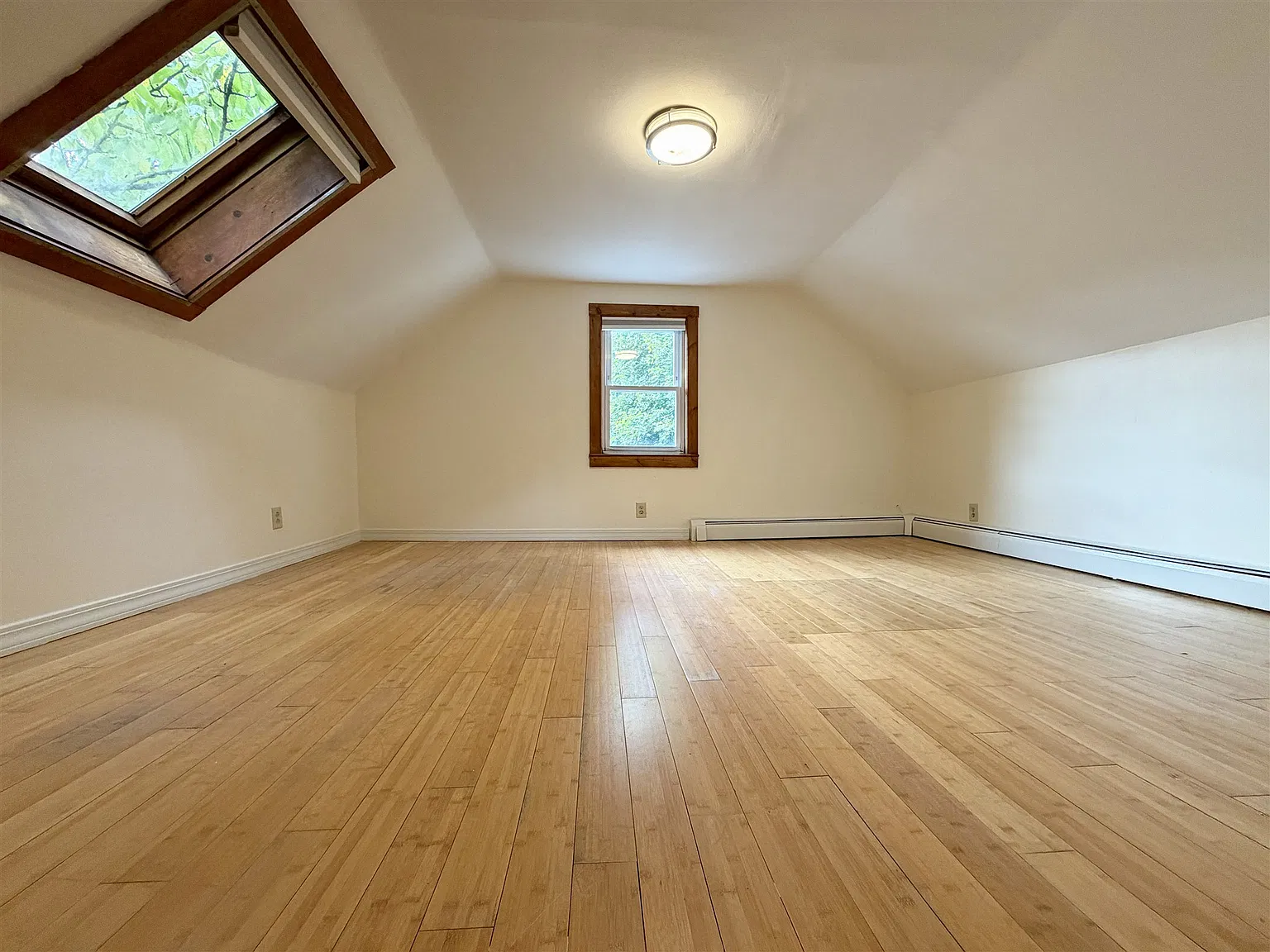 4 bed, 1050 sqft, $4,100 — Photo 3