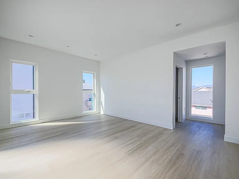 5263 Cartwright Ave — Photo 16