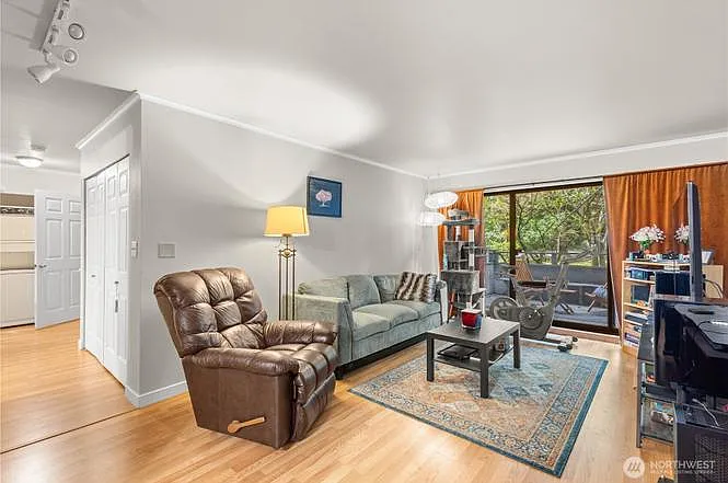 7930 SE 34th St #203 — Photo 3