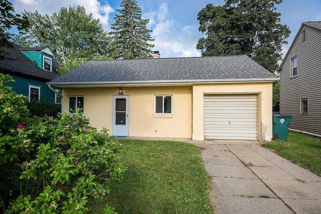 2 bed, 897 sqft, $1,700 — Photo 1
