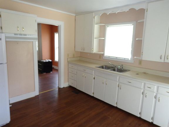 2nd image of 300 White St