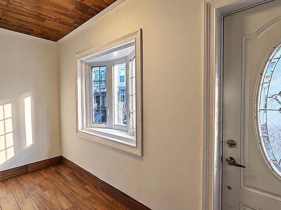 3rd image of 611 E Thayer St