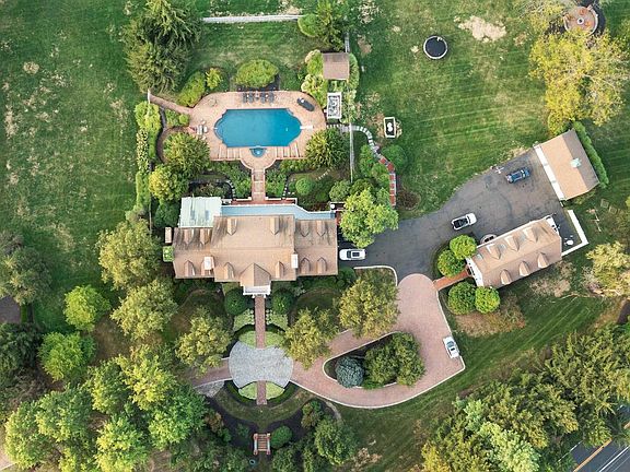 3rd image of 910 Old Dolington Rd