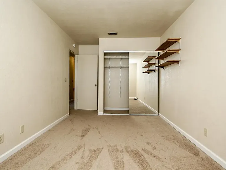 137 Edinburgh Way — Photo 13