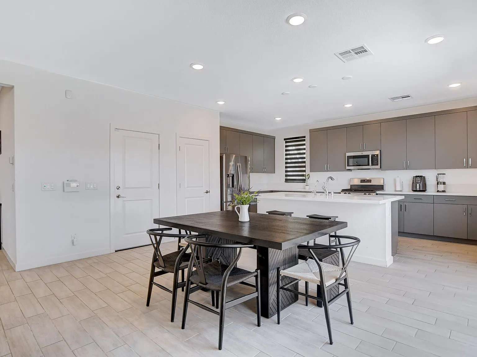 3 bed, 2.5 bath, 2011 sqft, $4,200 — Photo 4