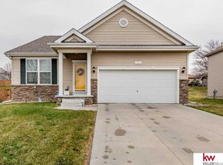 206 Castle Pine Dr, Papillion, NE 68133