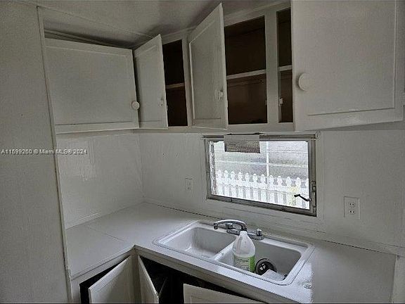 3rd image of 909 51st Avenue Dr W