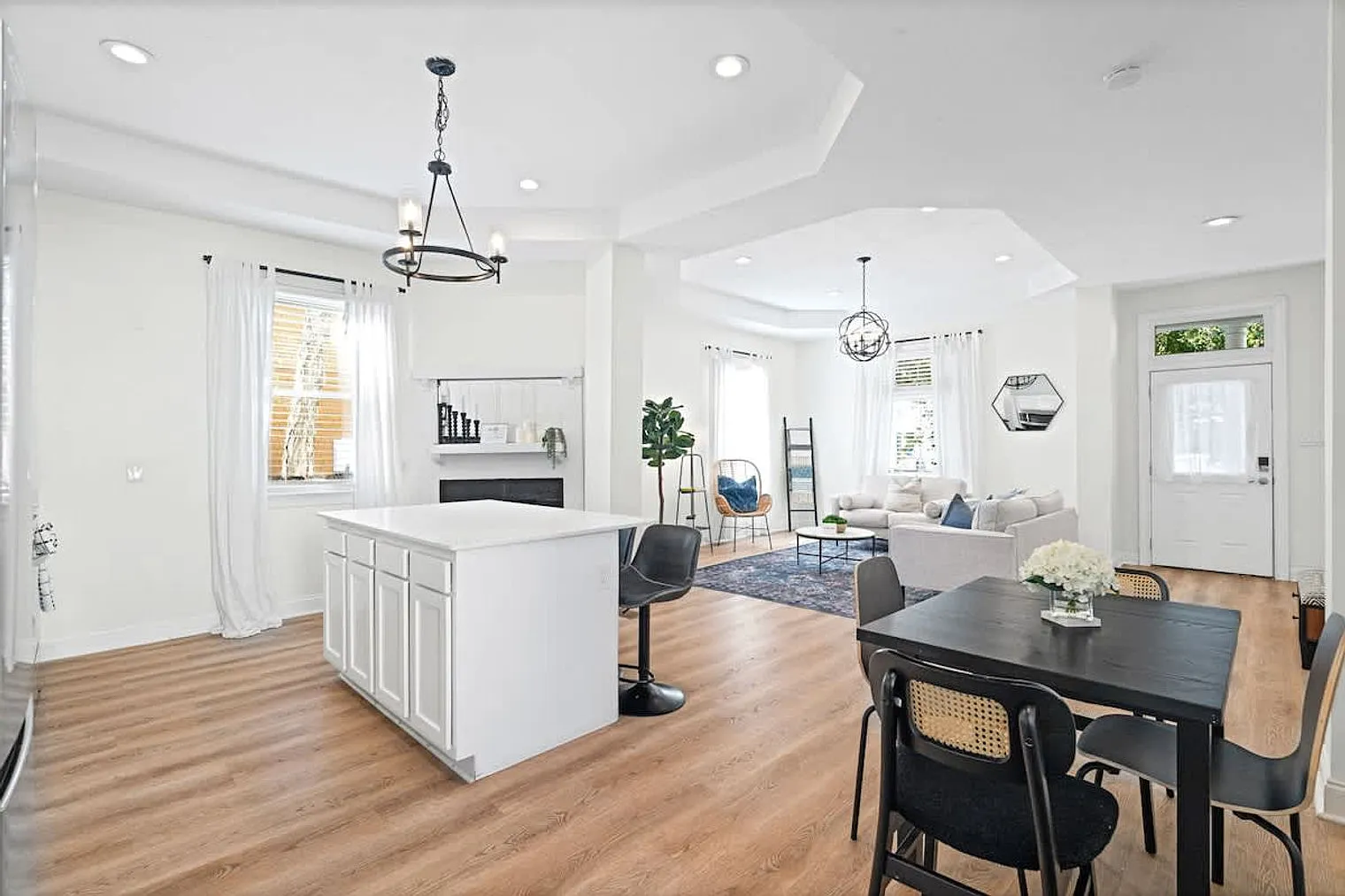 4 bed, 4.0 bath, 2895 sqft, $4,374 — Photo 2