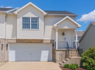 8 Lake Trail Rd, Bloomington, IL 61701