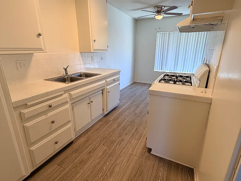 Pampas Lane Apartments — Photo 30