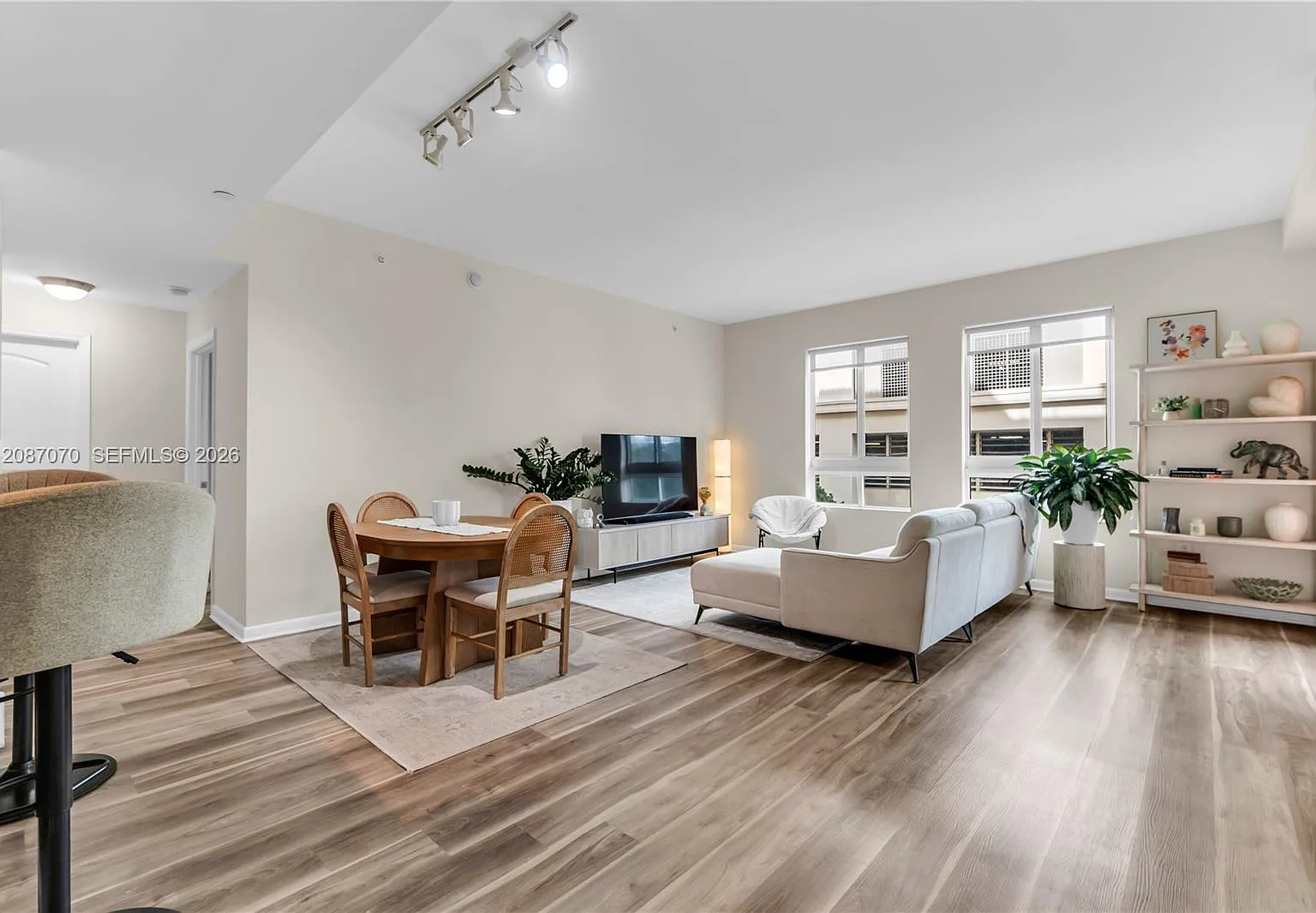 Toscano Condo — Photo 1