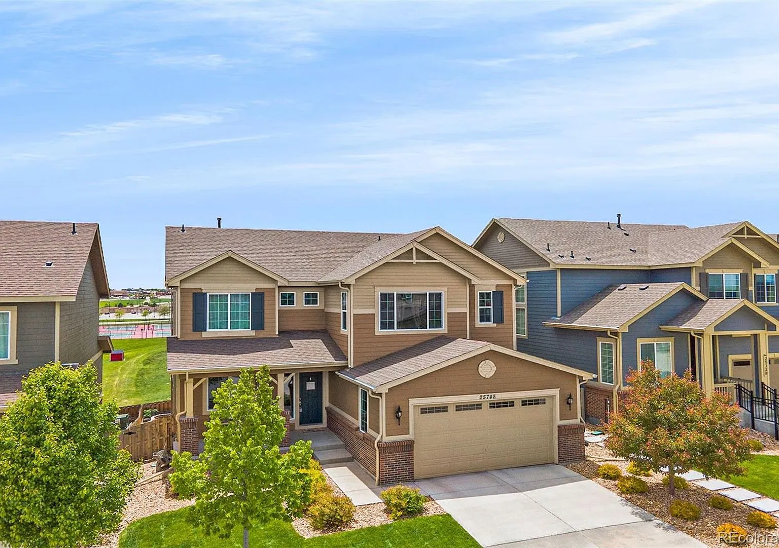 Exceptional Executive Rental with Panoramic Views & Premium Finishes — Photo 1