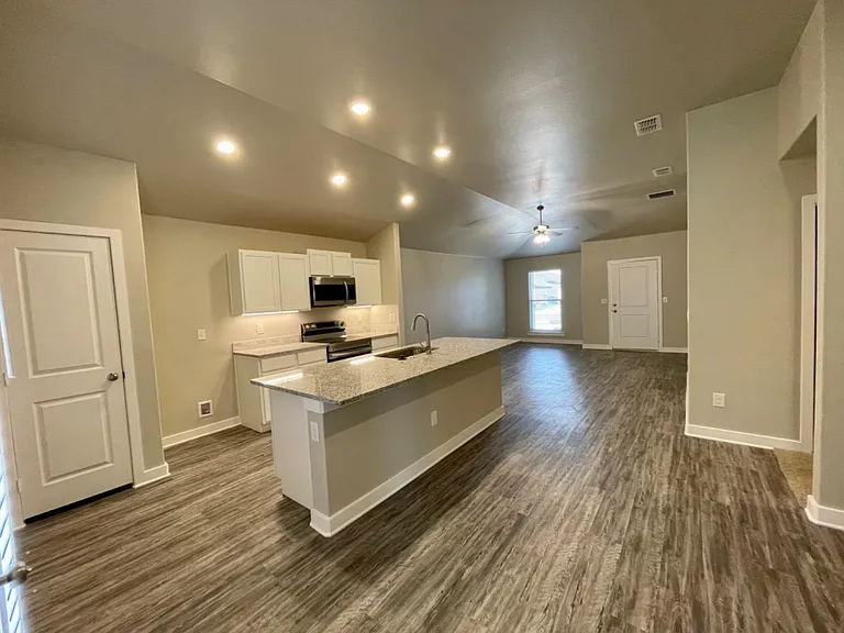 13706 Avenue R — Photo 4