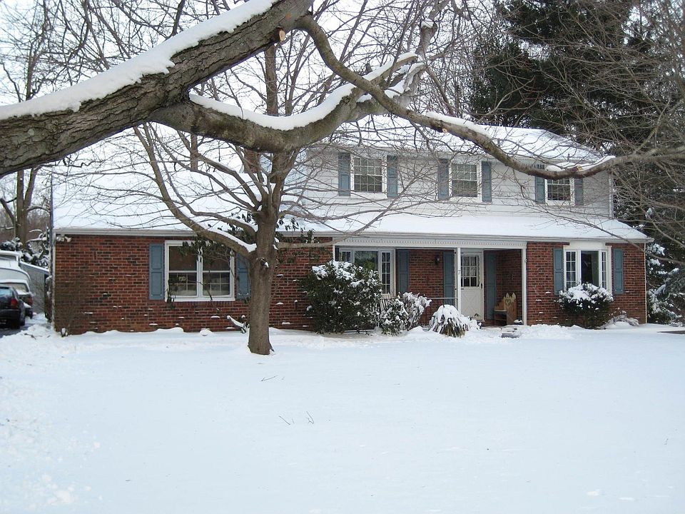7 Meadowbrook Drive