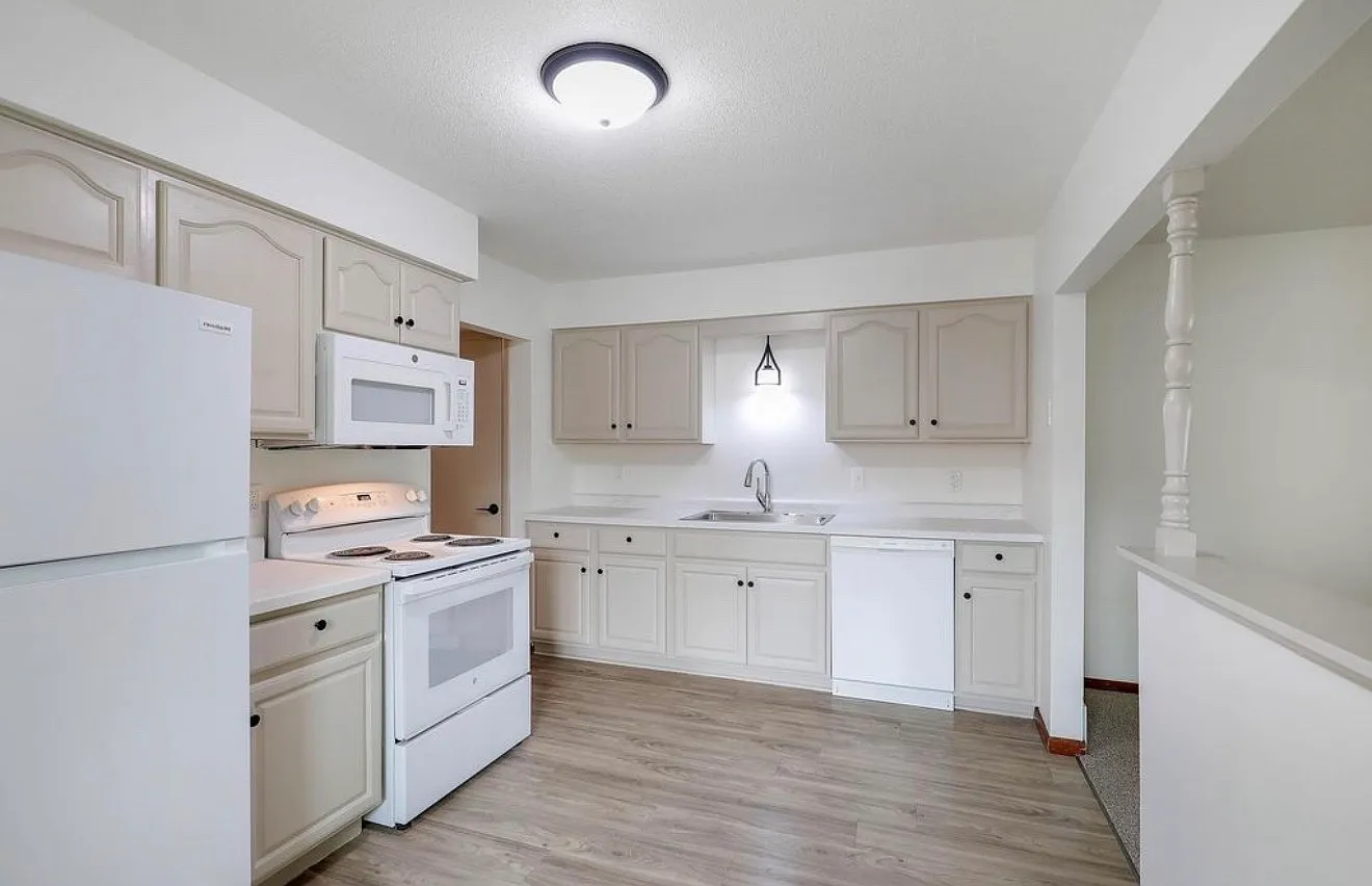2 bed, 900 sqft, $1,950 — Photo 3