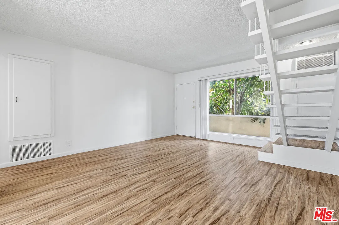 3 bed, 2.0 bath, 1400 sqft, $4,195 — Photo 2