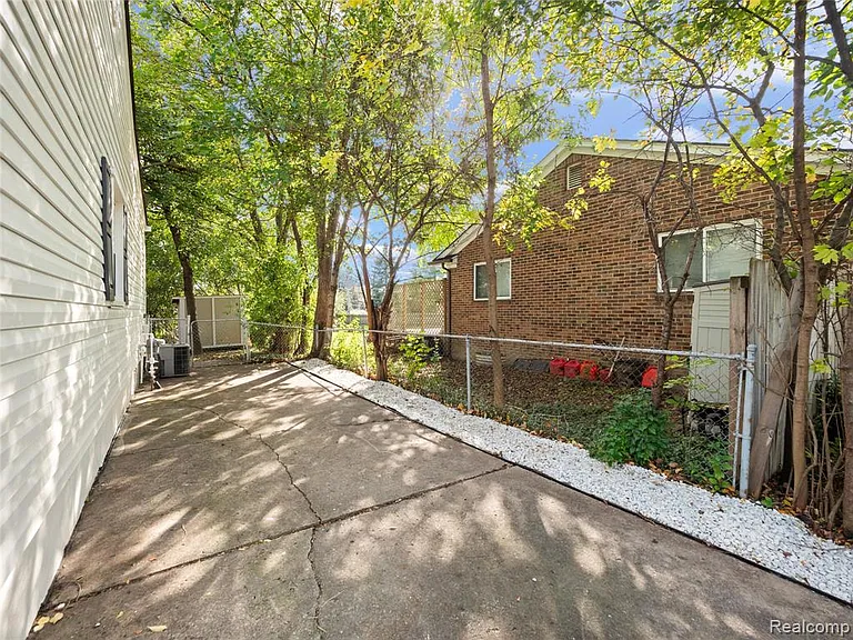 2046 Yorkshire Rd — Photo 43