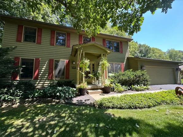 13827 Lucca Forest Dr, Bloomington, IL 61705