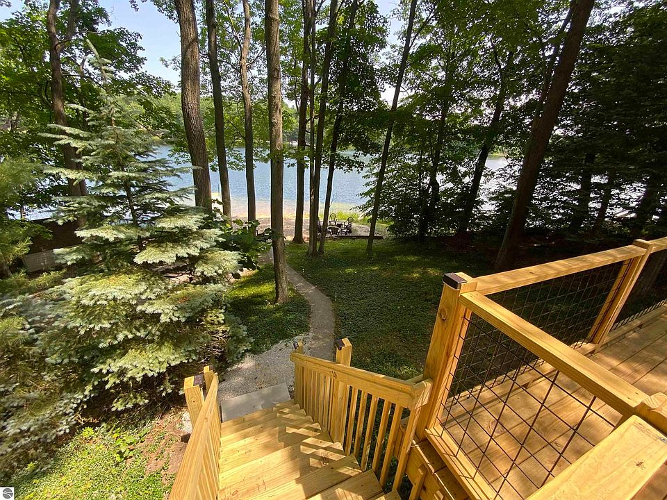 1st image of 18815 Lakewood Cir