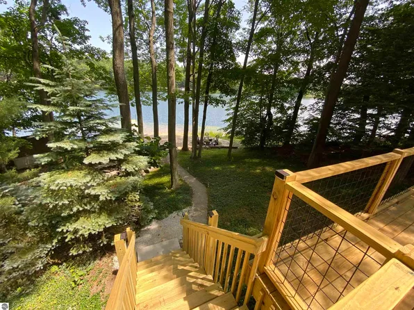 18815 Lakewood Cir, Lake Ann, MI 49650