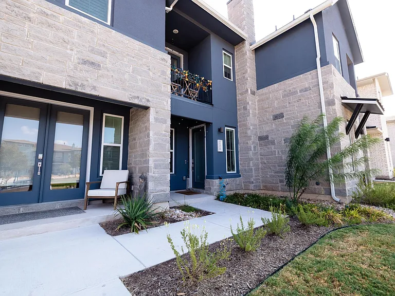 2501 Simond Ave #D — Photo 2