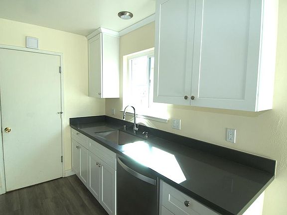 4th image of 939 Rose Ave