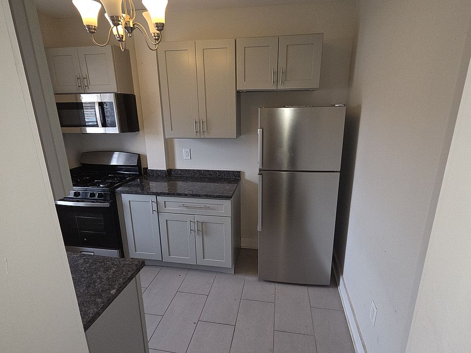 Previously renovated 2Br/1Bath (3rd Floor)
