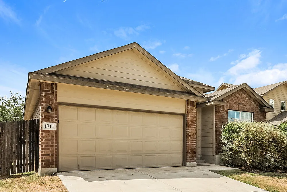 3 bed, 2.0 bath, 1652 sqft, $1,845 — Photo 3