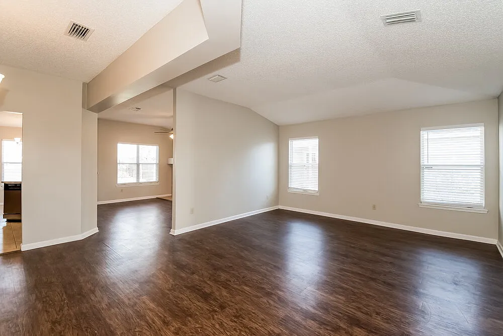 3 bed, 2.0 bath, 1420 sqft, $2,910 — Photo 2