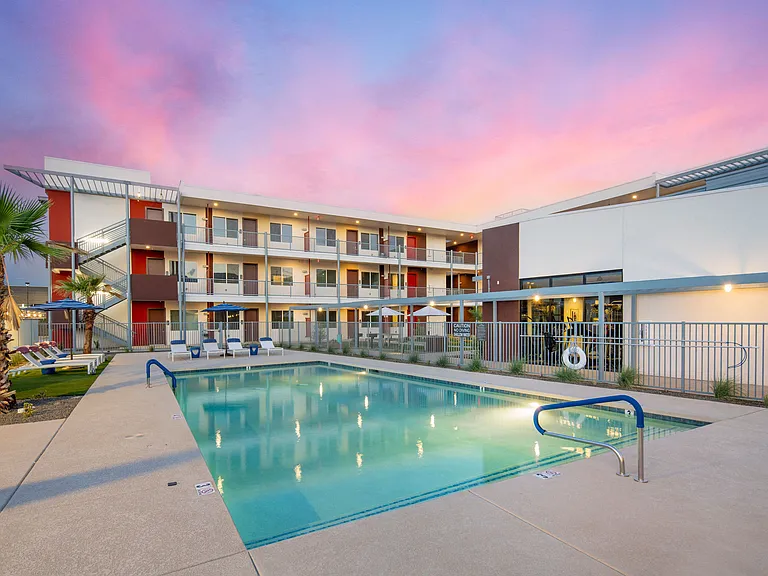 Pool at Streamliner 67th