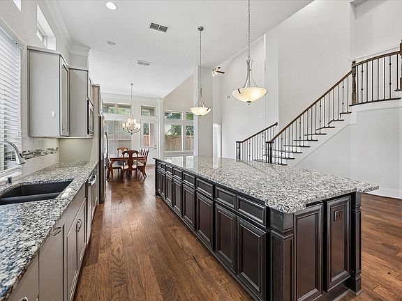 2nd image of 1607 Pinot Cir