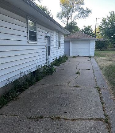 3rd image of 2415 Sharon Ave