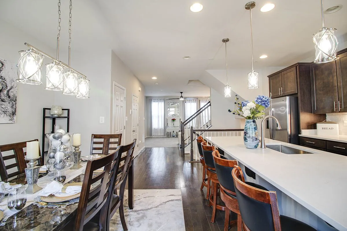 3 bed, 4.0 bath, 2284 sqft, $3,500 — Photo 3