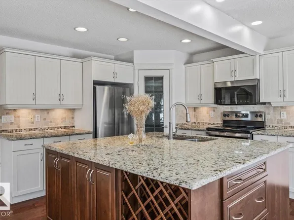 2407 Hagen Way NW, Edmonton, AB T6R 3M6