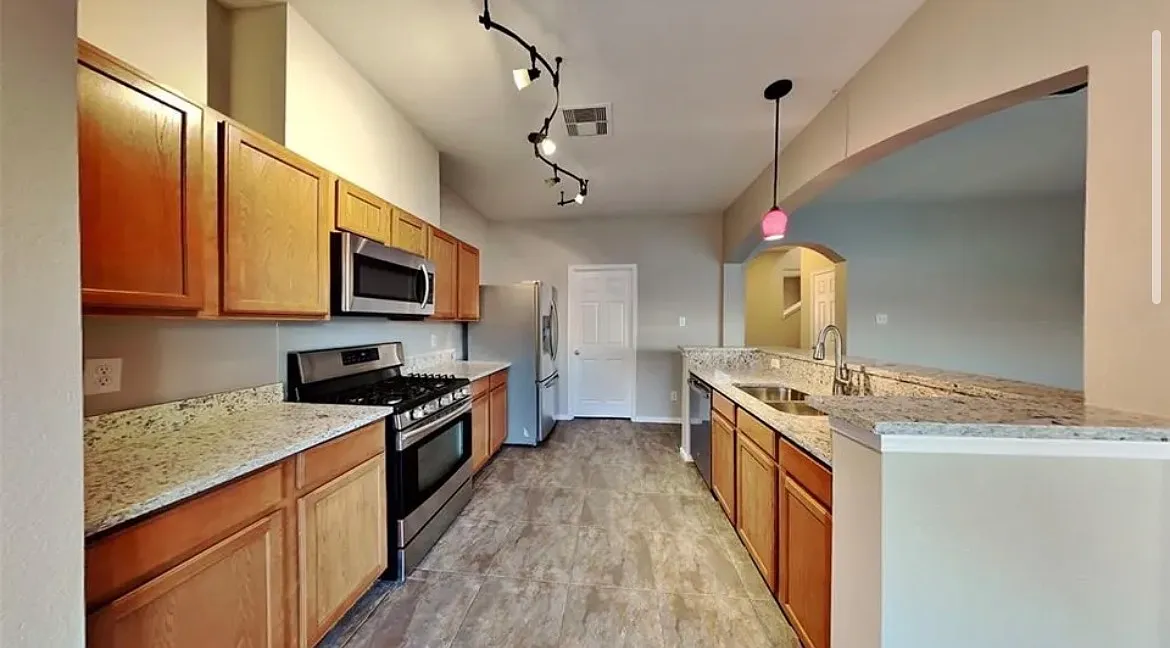 1608 Claremont Garden Cir — Photo 4