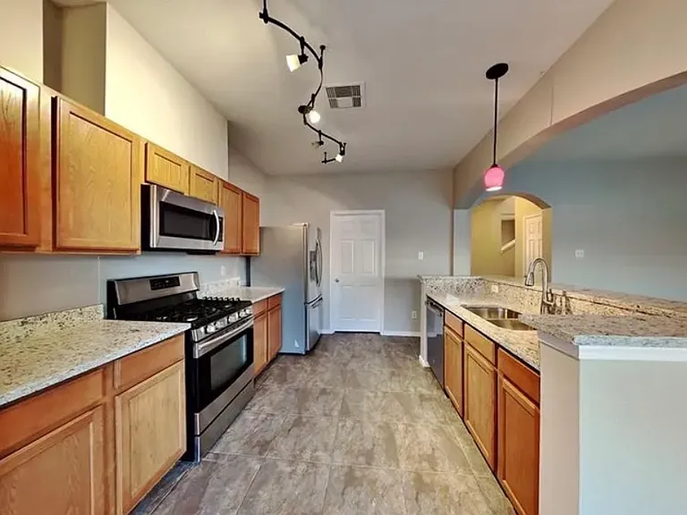 1608 Claremont Garden Cir — Photo 4