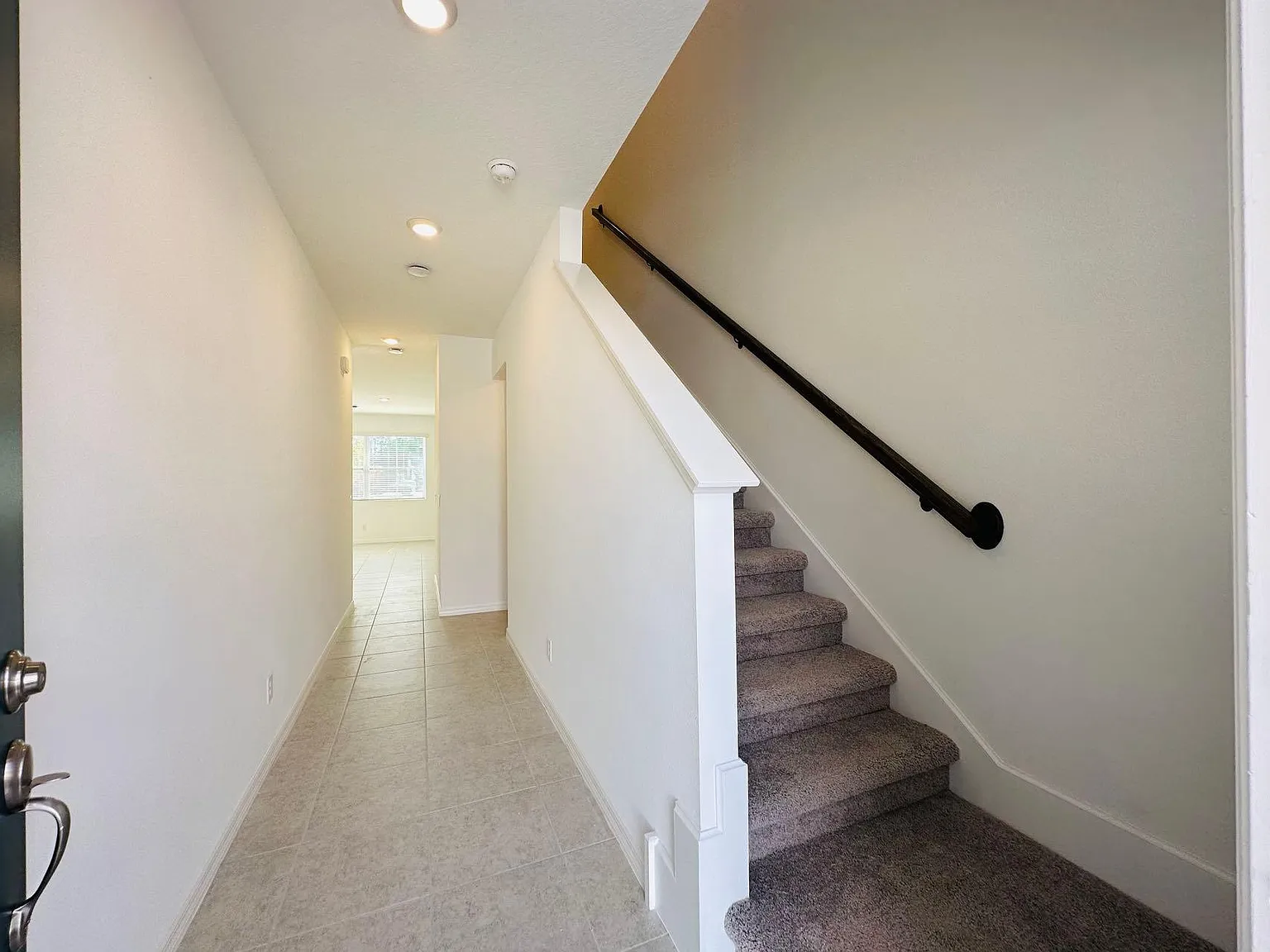 3 bed, 2.5 bath, 1953 sqft, $1,900 — Photo 3