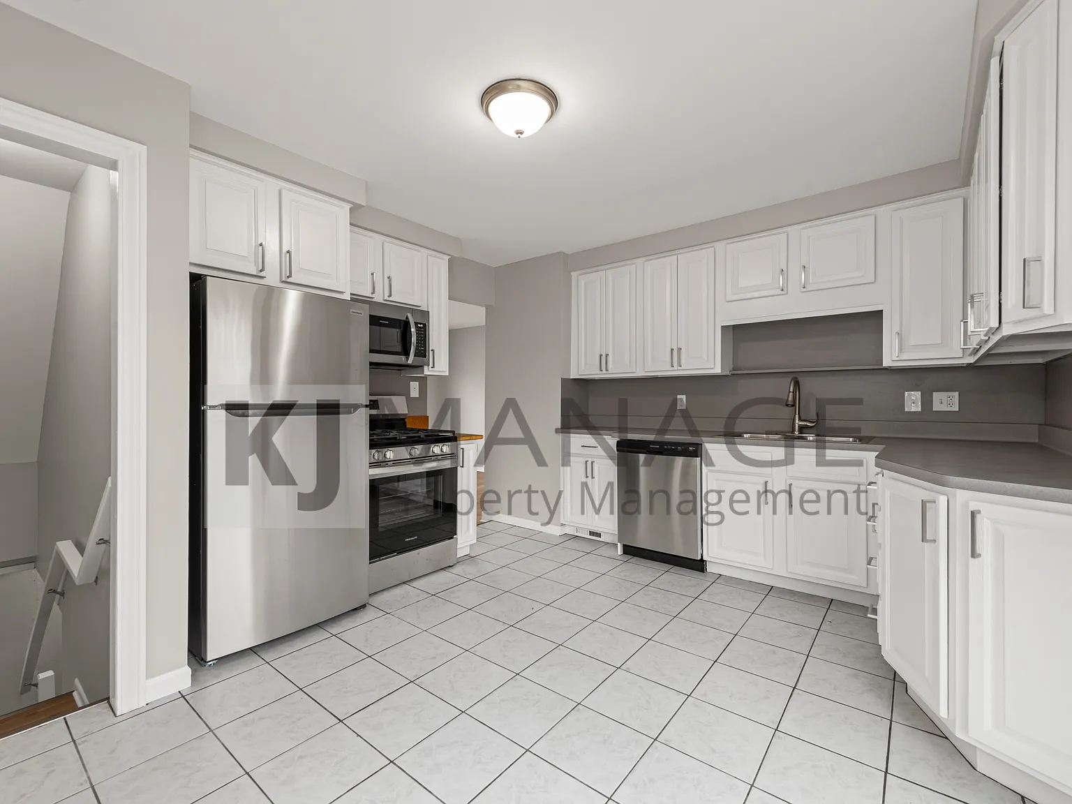 3 bed, 882 sqft, $1,800 — Photo 2