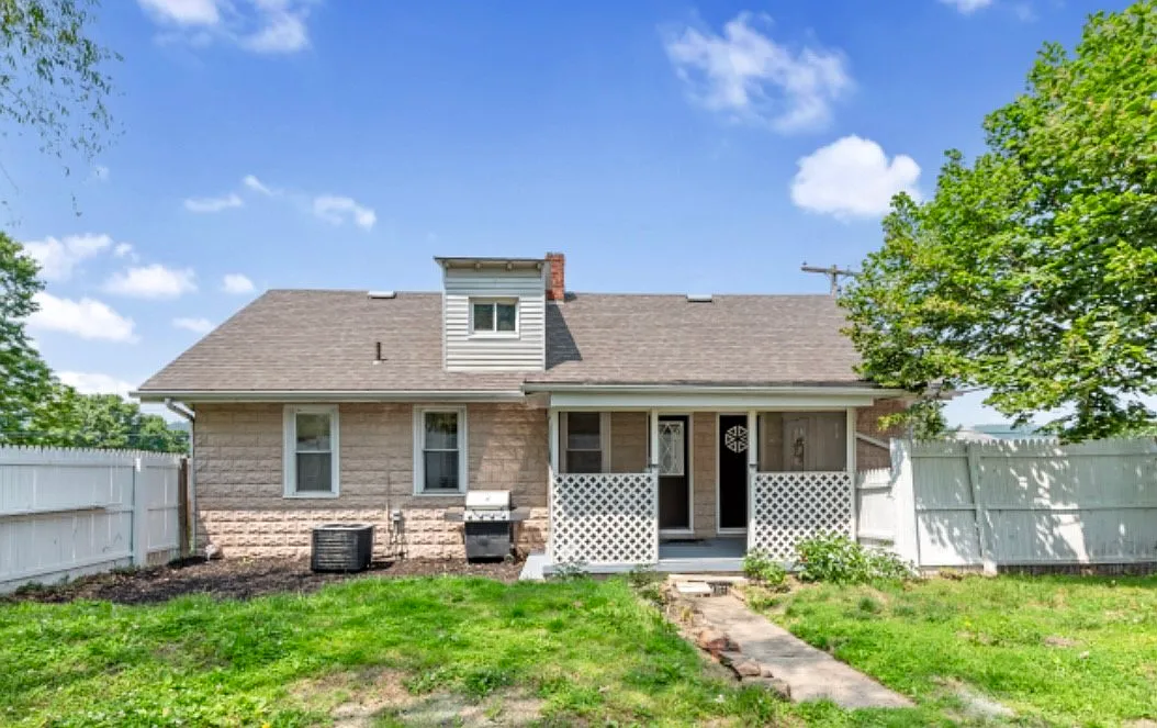 526 North St photo 1