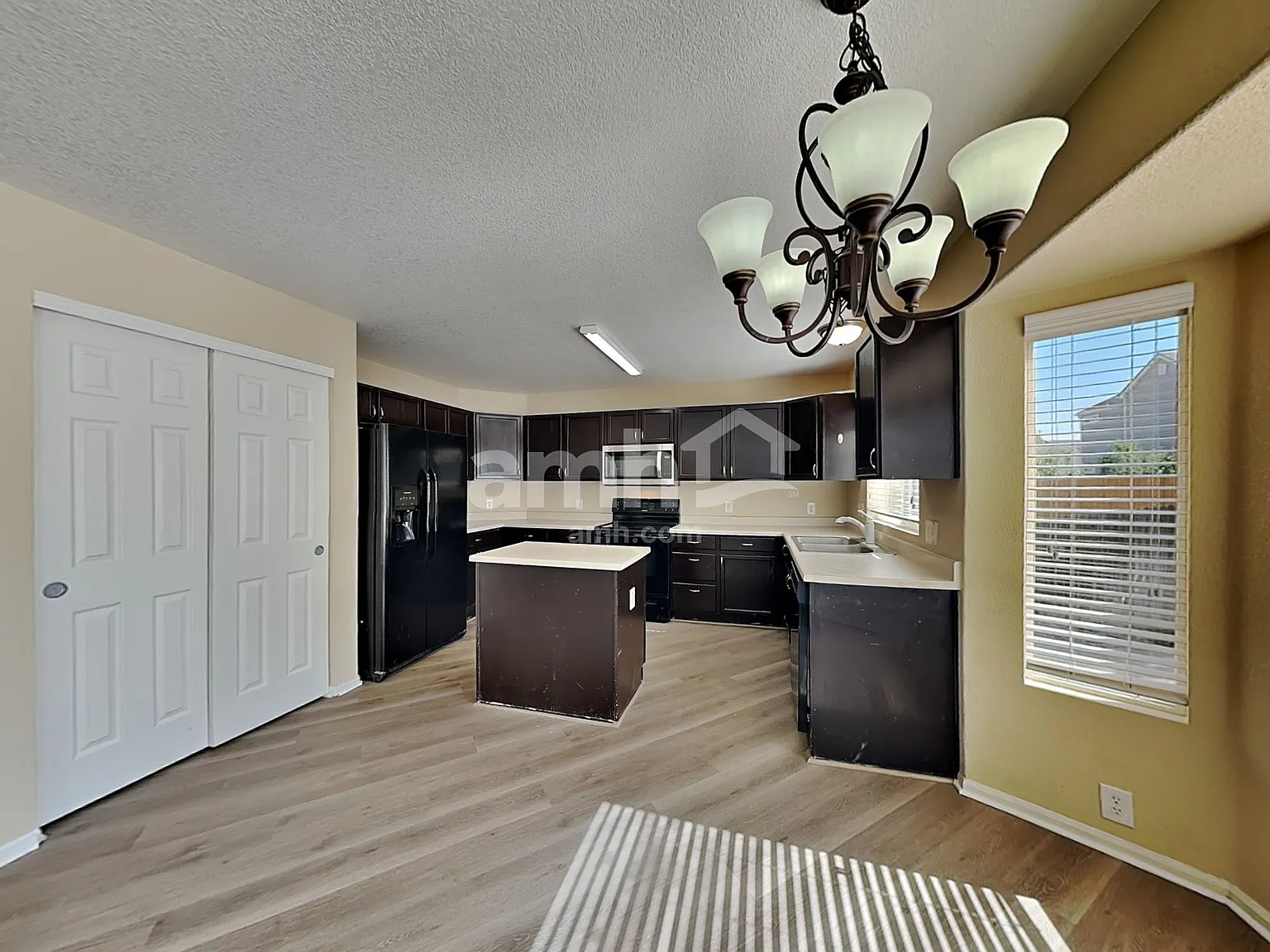 4 bed, 2.5 bath, 2094 sqft, $2,950 — Photo 4