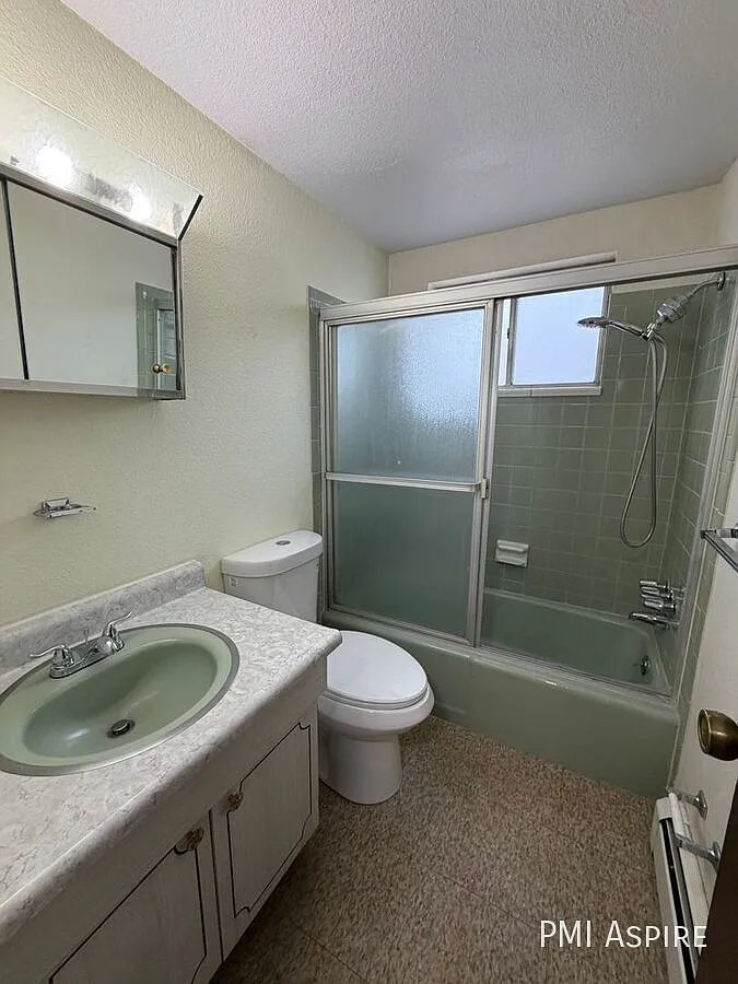 Spacious 2-Bedroom Retreat in the Heart of Englewood — Photo 4