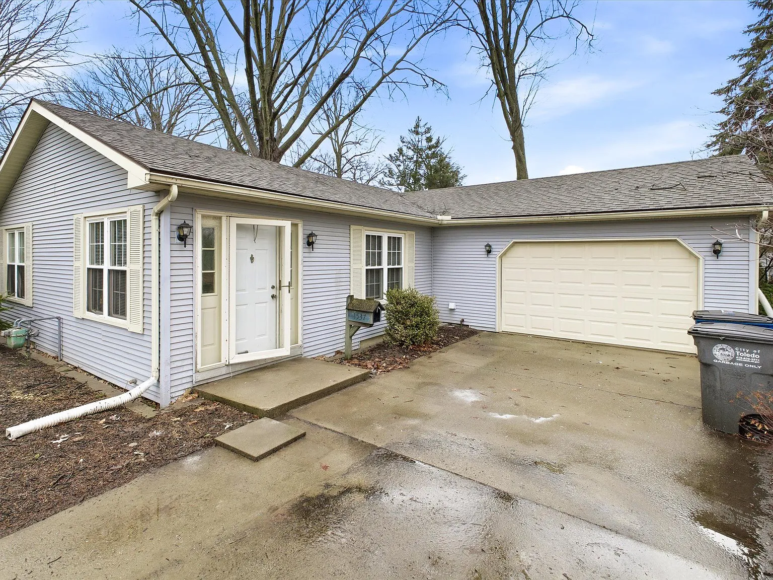 4 bed, 2.5 bath, 1612 sqft, $1,995 — Photo 2