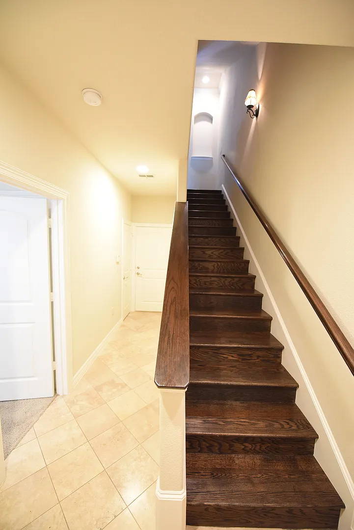 Beautiful 3-Story Lakewood Townhome! — Photo 4