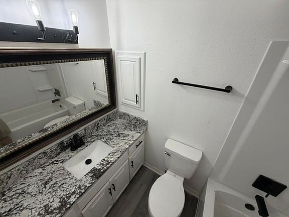 5th image of 404 E Malinda Dr