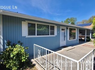 106 Rogue Ln, Rogue River, OR 97537